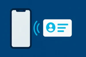 Primo piano di uno smartphone che tocca un biglietto da visita, mostrando il funzionamento della tecnologia NFC per il networking digitale.